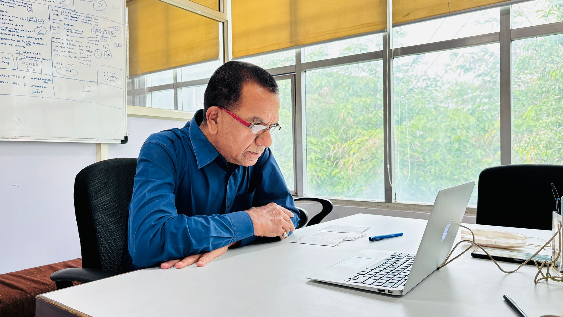 Konsulent ved arbejdspladsen med laptop